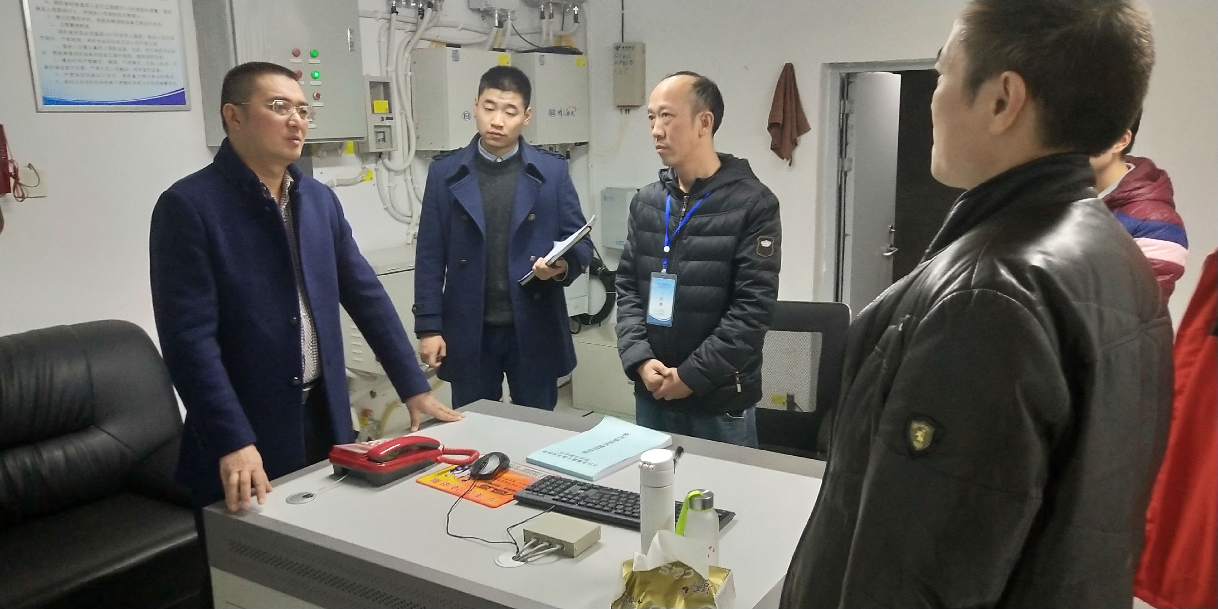 與聚鑫地下車庫(kù)管理人員交流工作